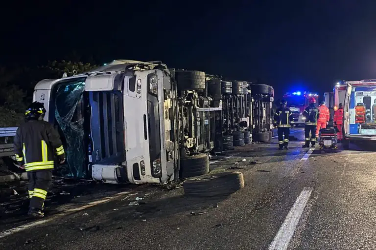 Scoppia pneumatico e tir si ribalta, choc sull’A1