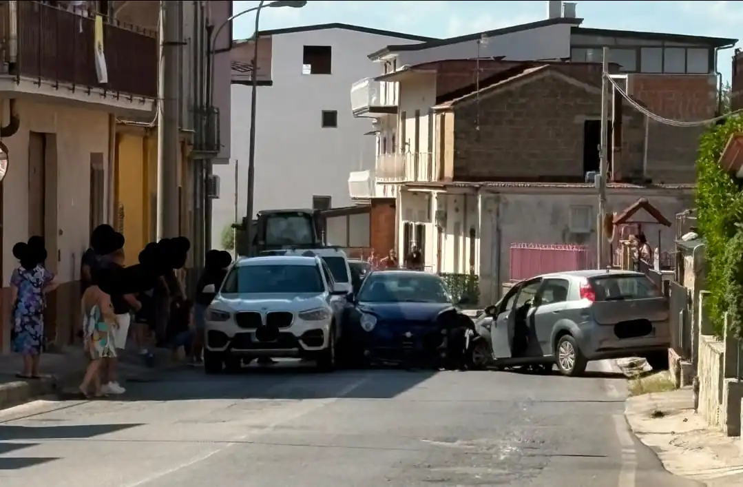 incidente tre auto San Felice