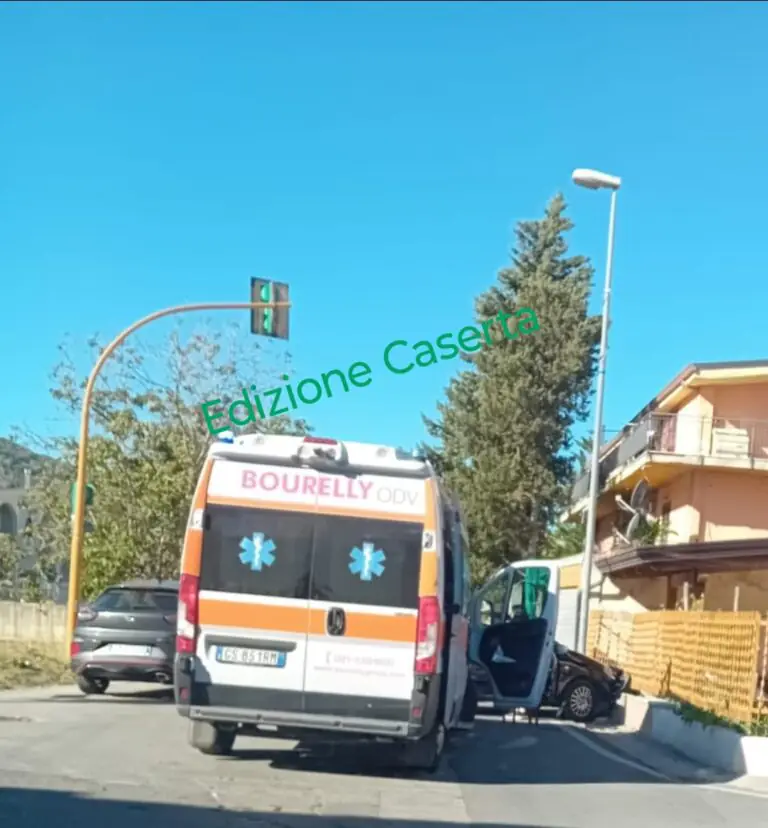 Incidente al solito incrocio, auto finisce contro cancello