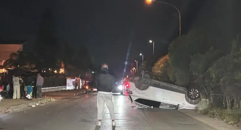 Auto si ribalta dopo scontro, choc nella frazione