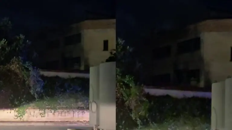Appiccano incendio in una struttura, arrivano i pompieri