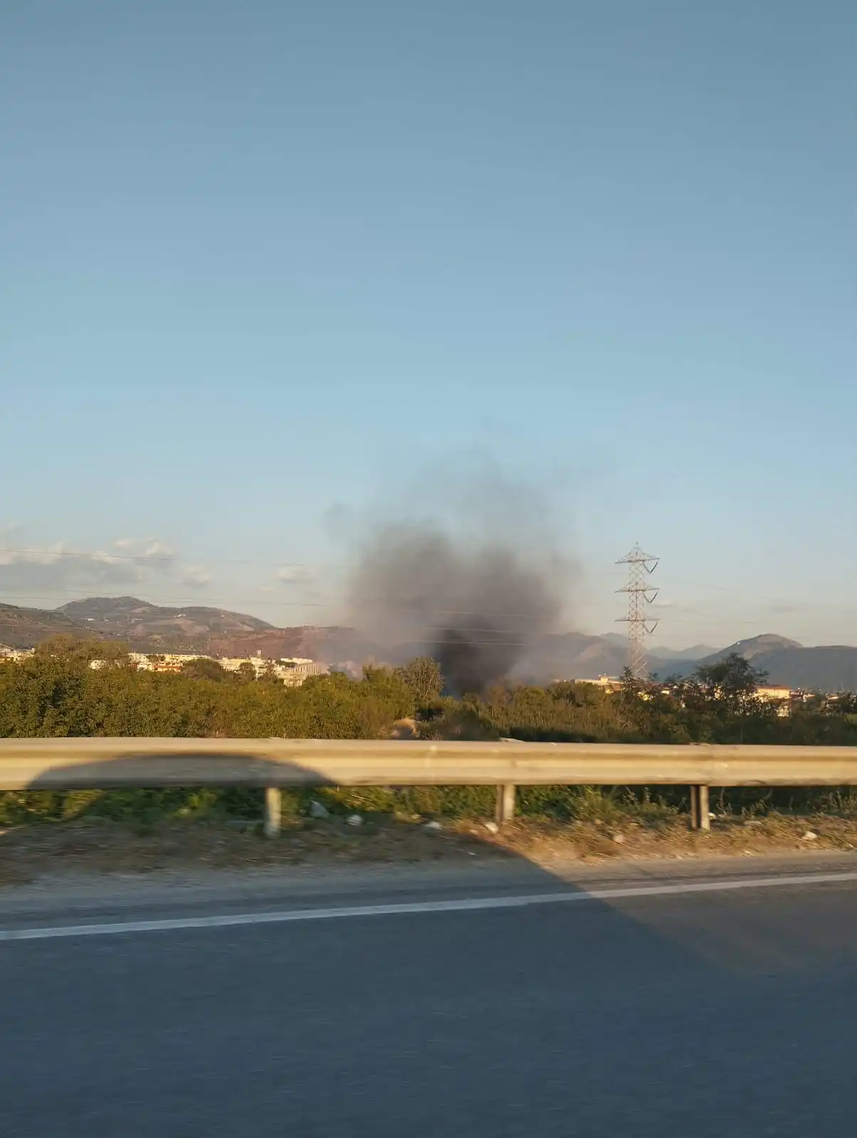 Incendio in un terreno abbandonato di via Eduardo De Curtis a Maddaloni
