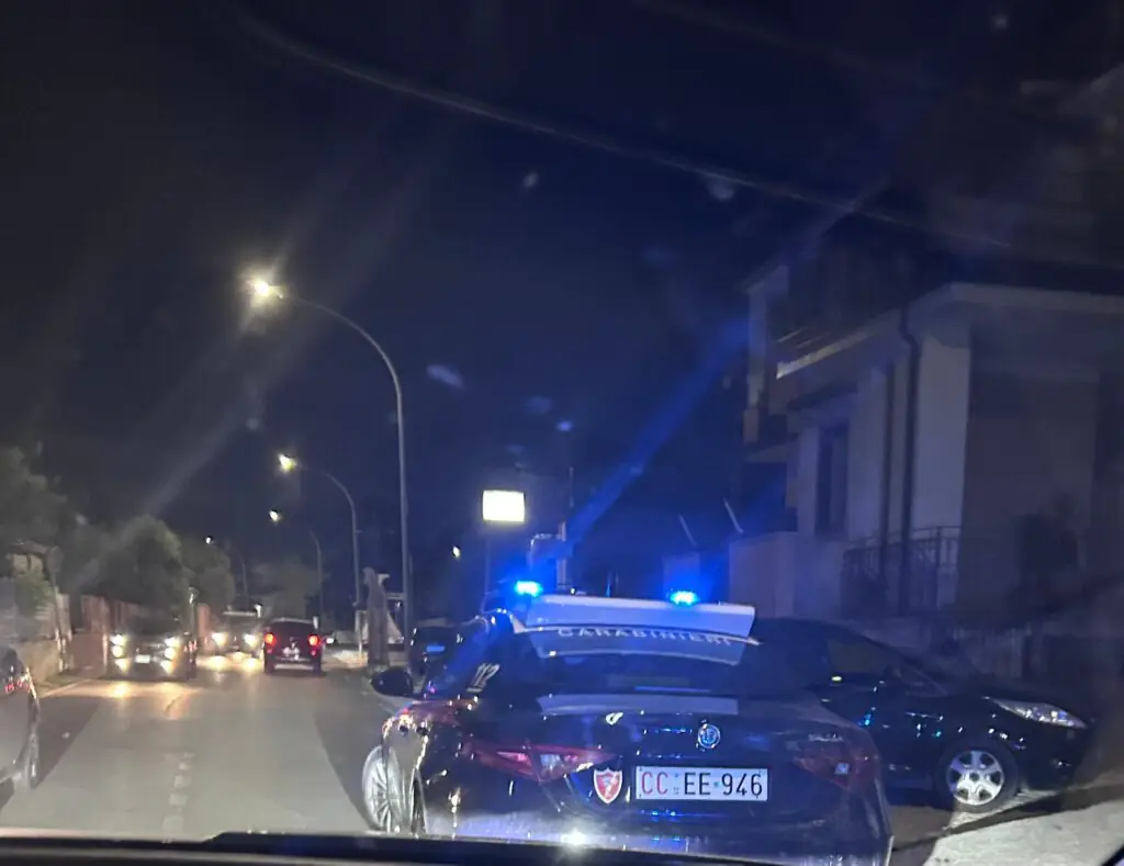 Strada bloccata nella valle, pregiudicato perde il controllo: arrivano carabinieri e ambulanze