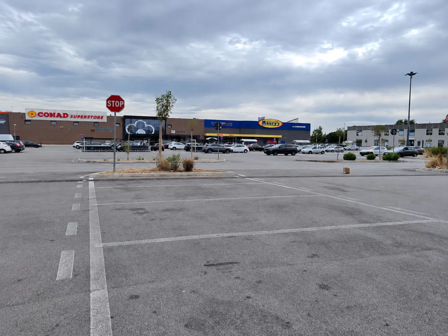 Area parcheggio del centro commerciale Maximall a Capodrise