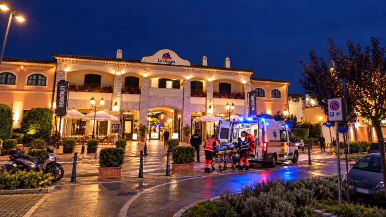 Malore al centro commerciale, massaggio cardiaco e defibrillatore: decisivo l’intervento della vigilanza