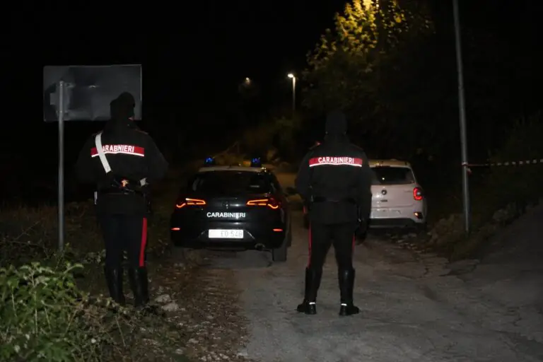 Tenta di entrare in casa dopo aver forzato la porta