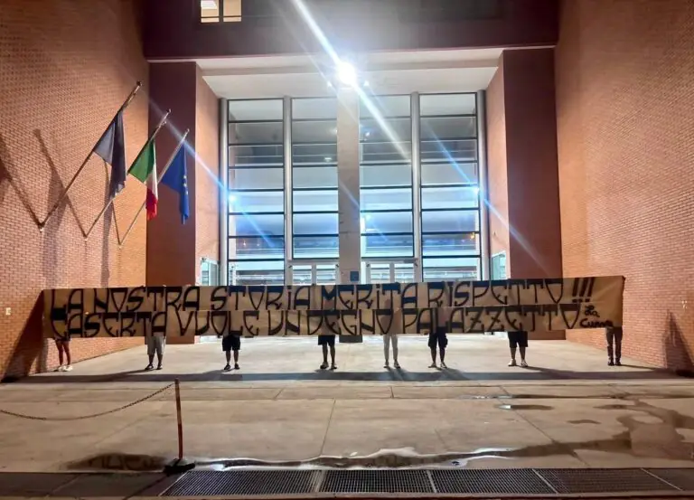 Juvecaserta, striscione dei tifosi che chiedono un nuovo palazzetto