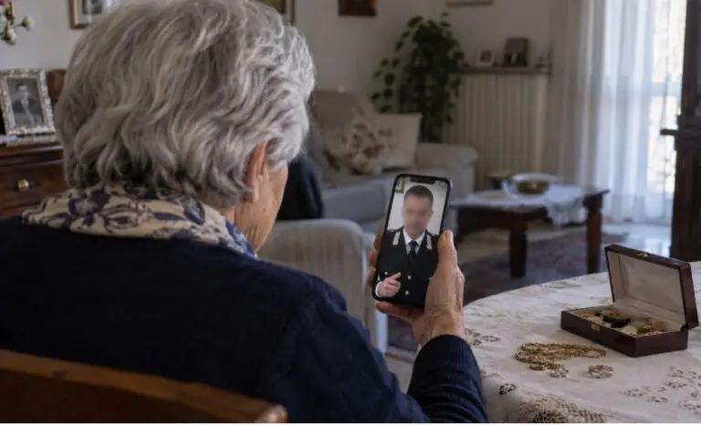 Finto maresciallo fa videochiamata in divisa: “Tuo figlio sarà arrestato”. E lei consegna l’oro
