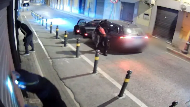 Banda con un estintore tenta il colpo in gioielleria: messi in fuga dai Guardiani Virtuali – VIDEO
