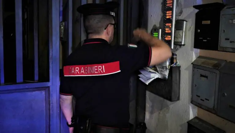 L’uscita serale gli costa un altro arresto: fermato dai militari