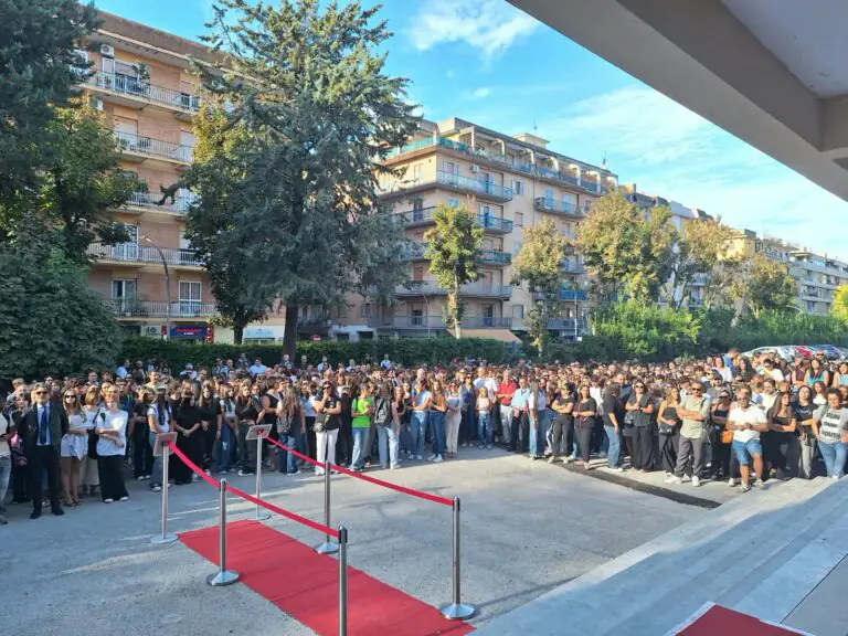 Liceo Manzoni di Caserta, oltre 440 matricole accolte con musica e red carpet
