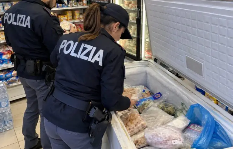 Polizia chiude minimarket sporco: sequestrati 30 chili di cibo. Stangata pure su un bar