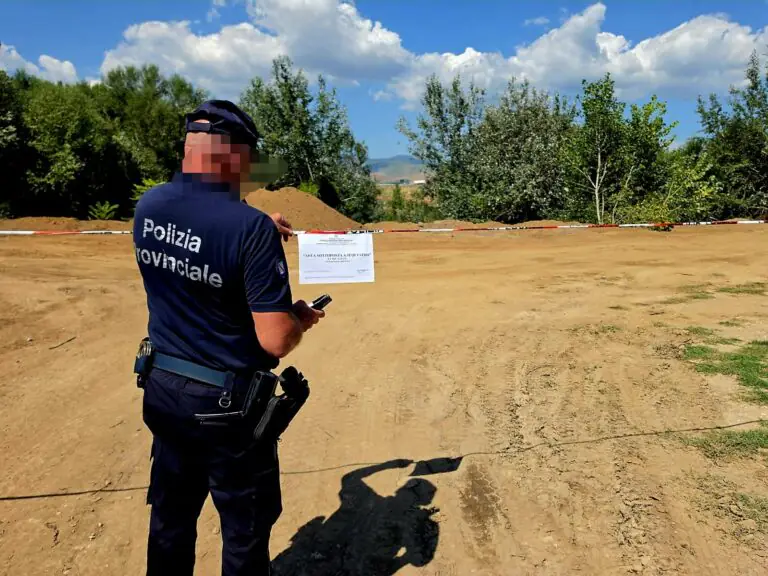 Zozzoni nei guai dopo aver avvelenato l’argine del Volturno. Requisito camion