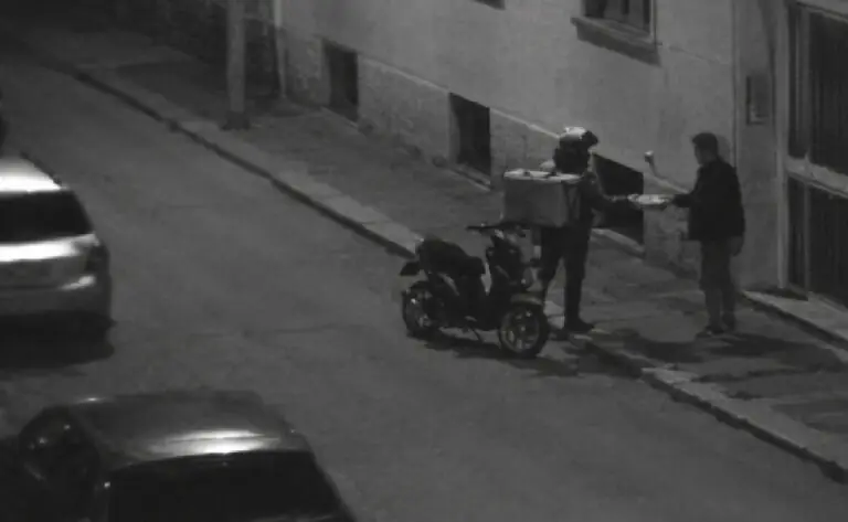 Si vestono da rider ma consegnano la droga in centro