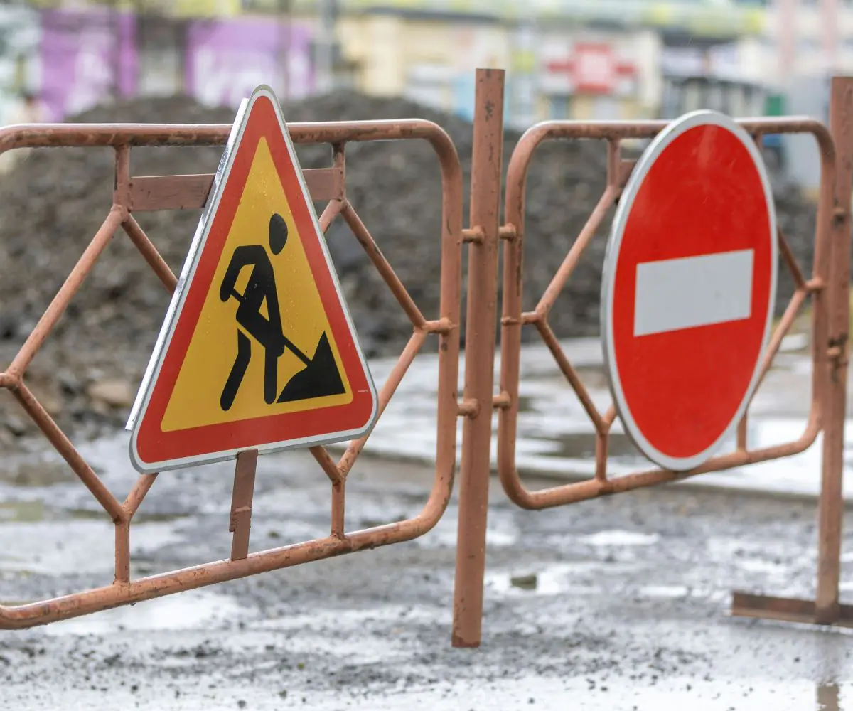 Operai al lavoro sui galoppatoi di San Nicola la Strada