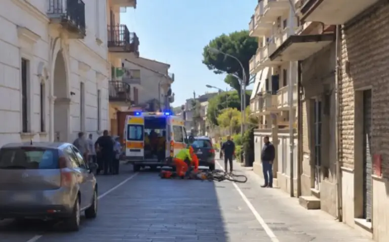 Sbalzato dalla bici dopo scontro, ciclista in Rianimazione. Aperta indagine