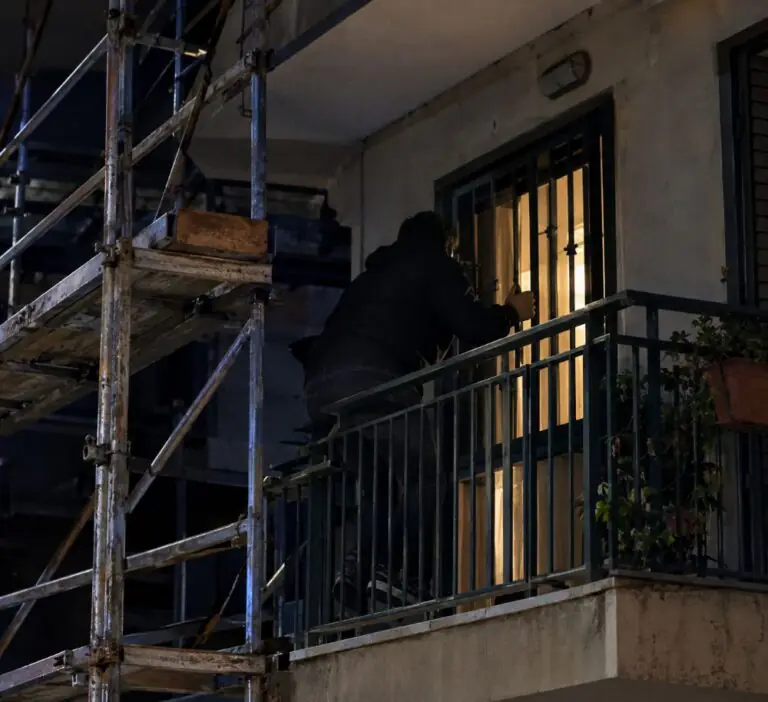 Aggredisce l’ex in un bar: stacca la corrente e si arrampica fino al balcone di casa sua