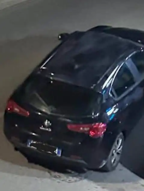 Alfa Romeo Giulietta nera, auto indicata in una segnalazione diffusa sui social a Mondragone.