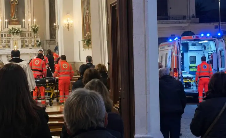 Accusa malore in chiesa e perde conoscenza, paura tra i fedeli