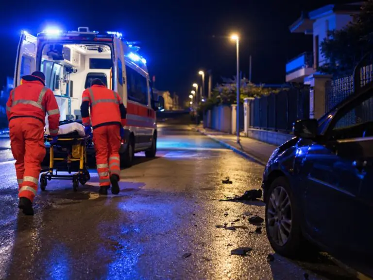 Travolto da veicolo in corsa, 19enne trasportato d’urgenza