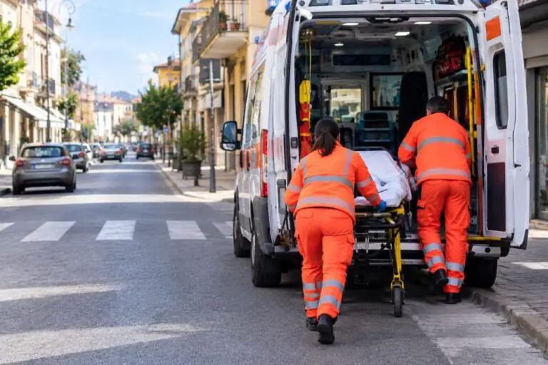 Travolto in centro, trasportato d’urgenza