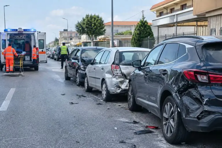 Brutto incidente a catena, arriva ambulanza