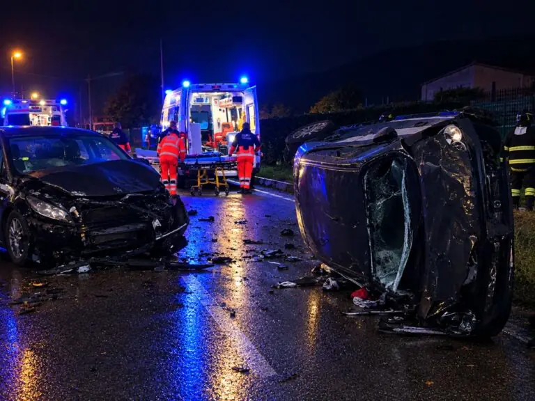 Auto si ribalta dopo impatto choc, 4 giovani trasportati d’urgenza