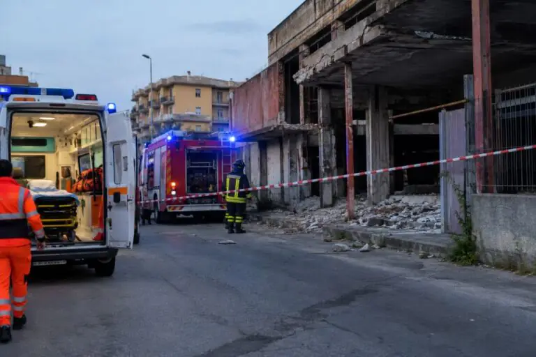 Calcinacci e pietre cadono su bimba di 10 anni, choc nel rione