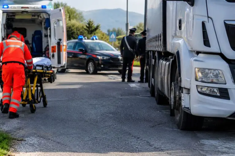 Incidente choc al confine tra 2 comuni, pedone travolto da camion