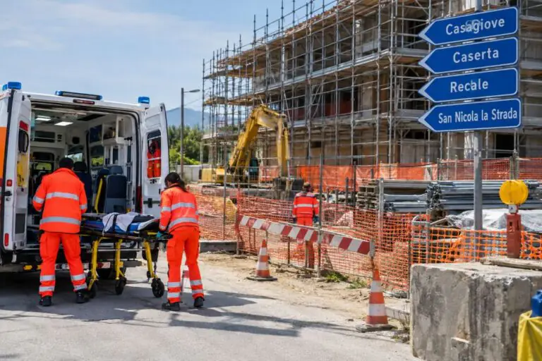 Giù in un cantiere, professionista muore in ospedale dopo corsa disperata