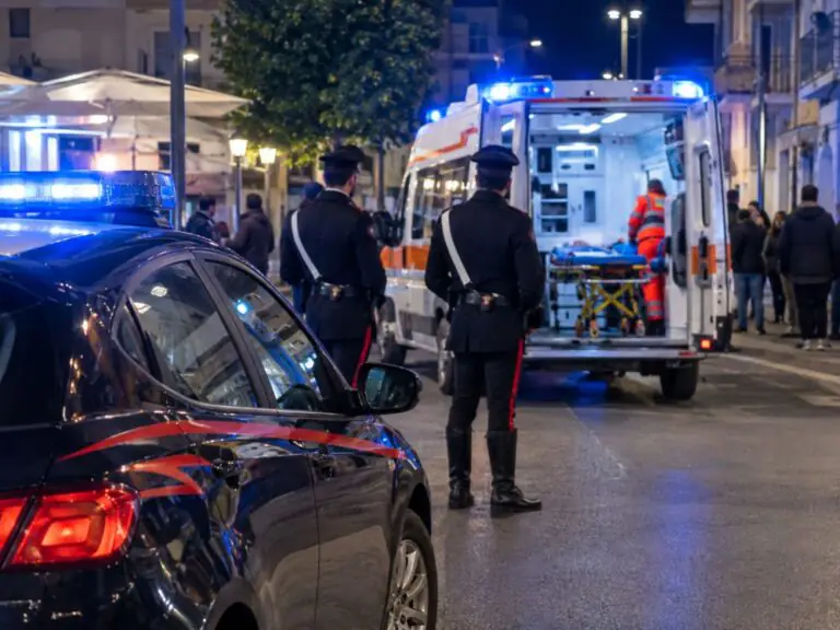 Rissa in centro, padre e figlio feriti. Arrivano carabinieri e 2 ambulanze