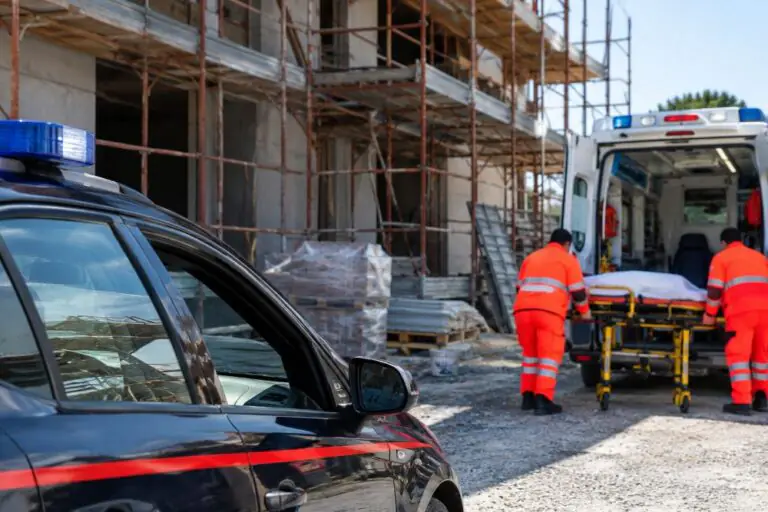 Cade da un’impalcatura nel cantiere, operaio in ospedale