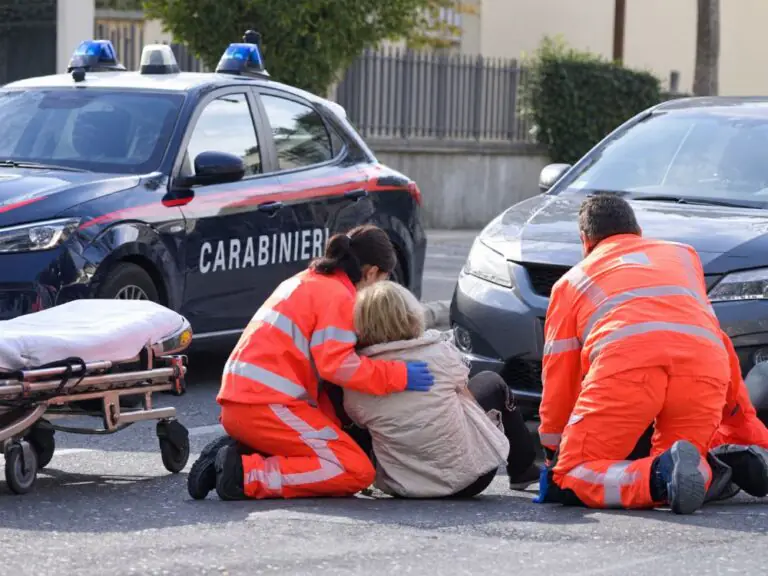 Travolta da auto dei carabinieri, corsa in ospedale