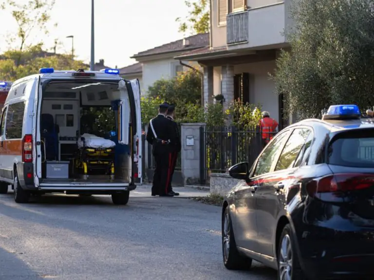 Cade dal quinto piano e muore, dramma in città