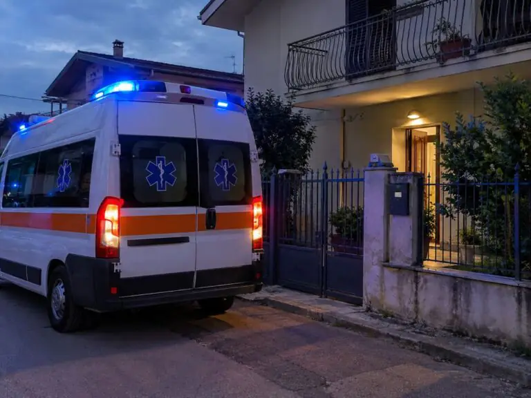 Trovato senza vita in casa dai genitori, tragedia in città