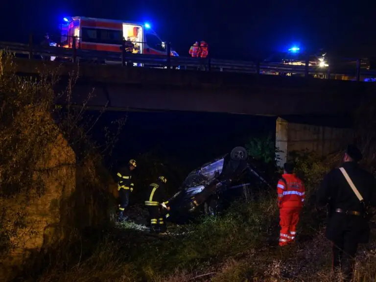 Auto cade dal cavalcavia della Provinciale, 24enne in ospedale