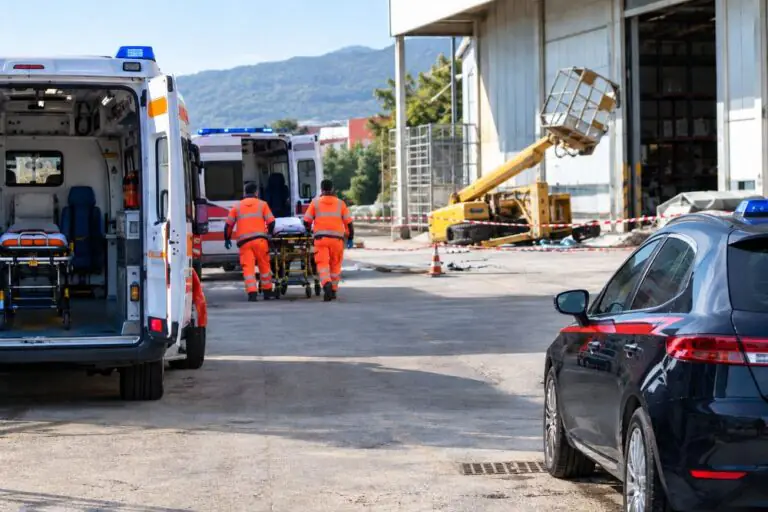Brutto incidente sul lavoro nella valle, 4 operai feriti