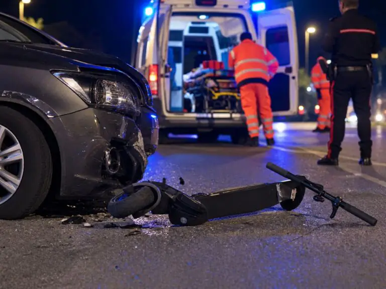 Travolto da auto mentre è sul monopattino, corsa in ospedale