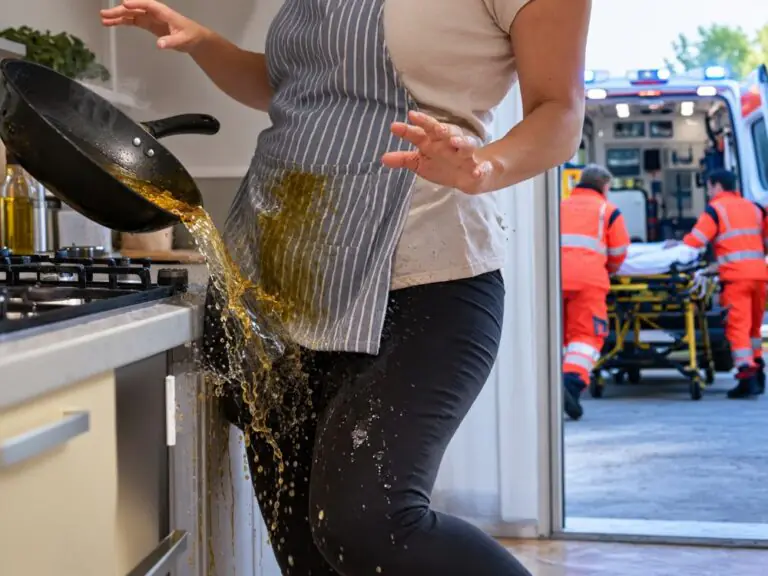 Olio bollente le finisce addosso mentre cucina, donna resta ustionata