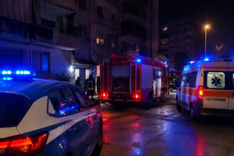 Spara seminando il panico e poi si chiude in casa, piombano Polizia e pompieri