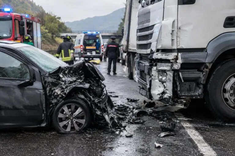 Tragico scontro sulla Statale tra auto e camion, muore 26enne