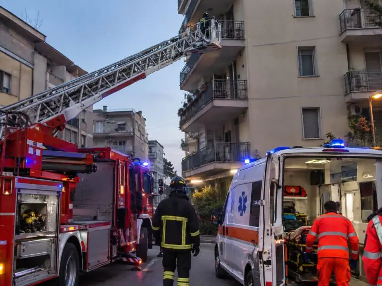 Donna cade nell’abitazione e resta a terra, intervengono pompieri e ambulanza
