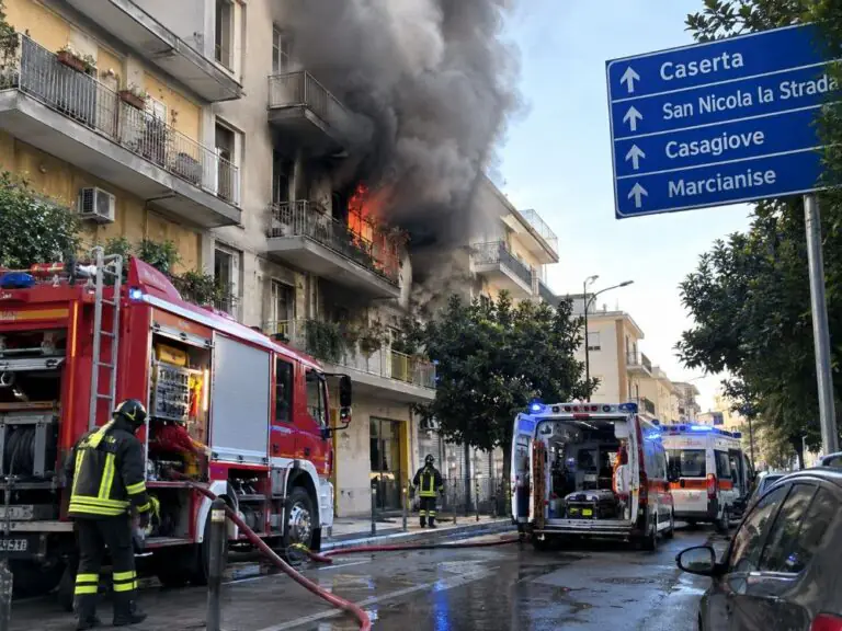 Appartamento in fiamme, bimbo resta intossicato. Ambulanza e pompieri sul posto