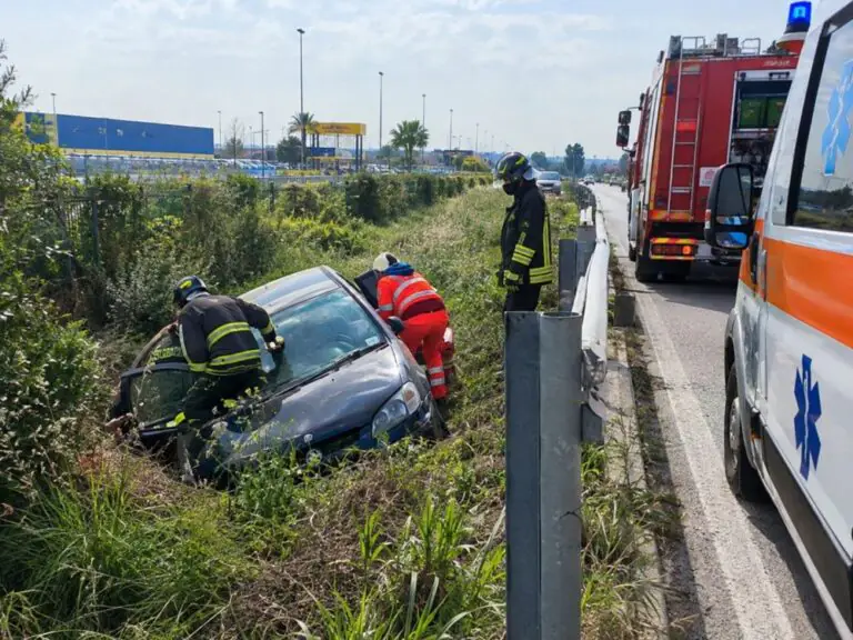 Sbanda e finisce in un fossato, choc sulla Provinciale