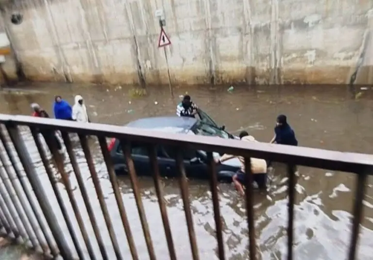 Maltempo, auto bloccata nel sottopasso allagato