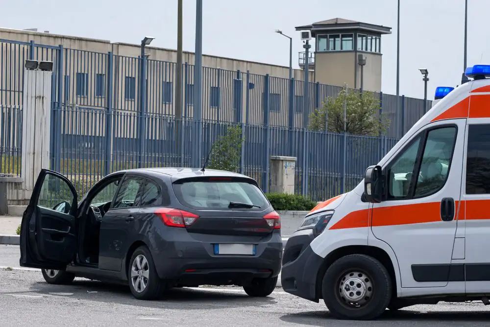 Intervento dei soccorsi nei pressi del carcere di Santa Maria Capua Vetere, dove è morto Mario Tabacchino.