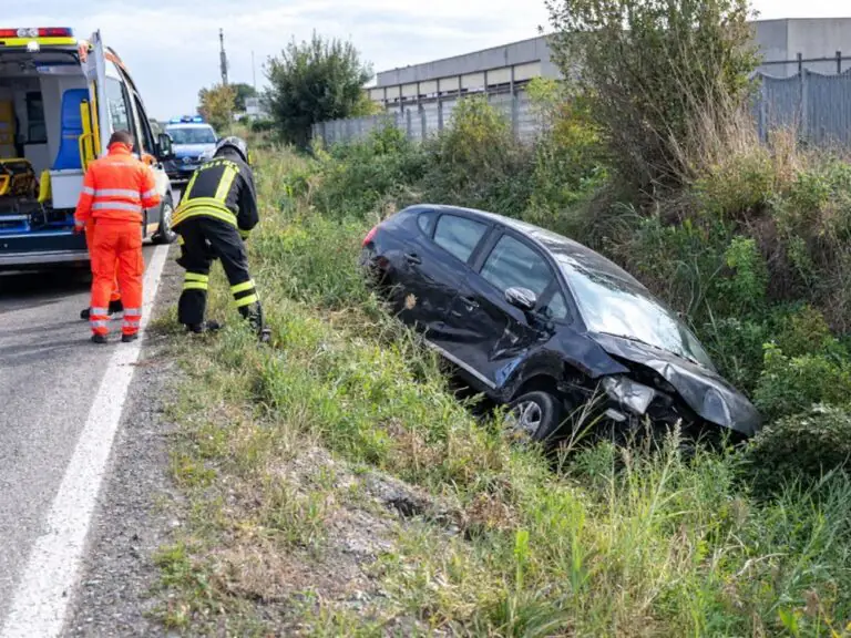 Auto sbanda e si schianta fuori strada, donna ferita