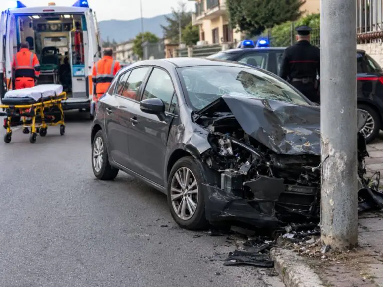 Sbanda e si schianta contro palo, trasportato d’urgenza