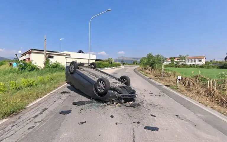 Auto sbanda e si ribalta, ragazza ferita