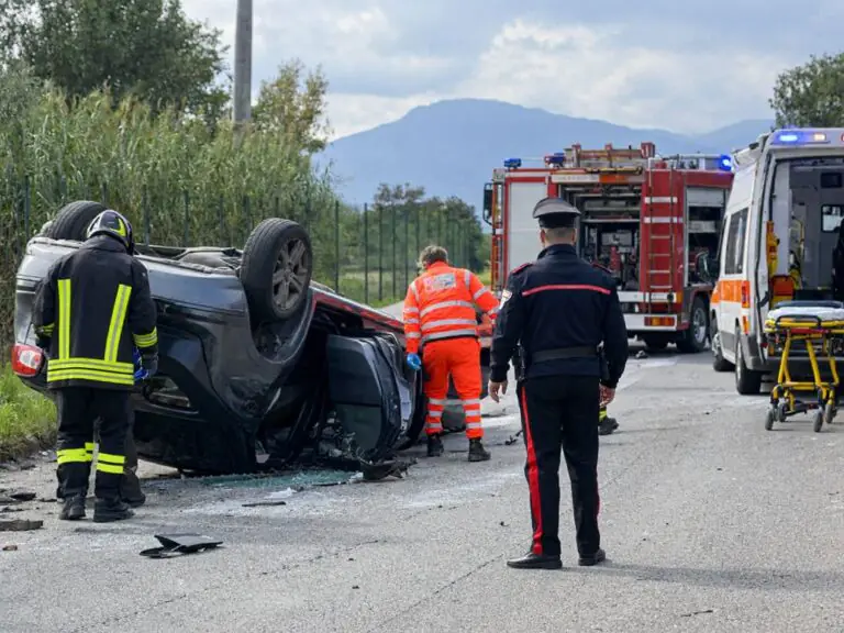 Auto si ribalta nei pressi di una azienda, corsa in ospedale per giovane